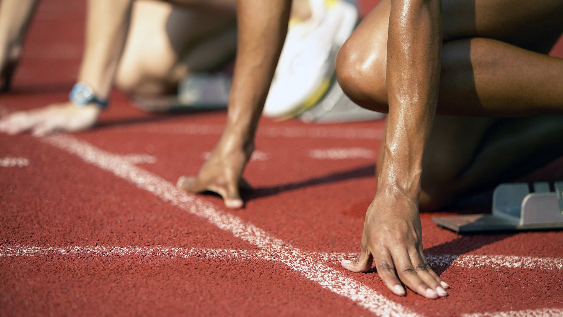 爱游戏 电竞-蛙泳对决希腊女将勇夺小组第一，蛙泳冠军视频欣赏